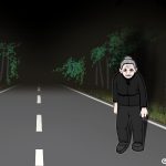 "Die schwarze Frau - blutiger Herbst" Zeichnung von Jeremie Michels. Das Bild zeigt eine schwarz gekleidete alte Frau, die Nachts am Straßenrand einer Waldstraße läuft. Sie wird von Scheinwerferlicht angestrahlt und geht direkt auf die Betrachtenden zu.